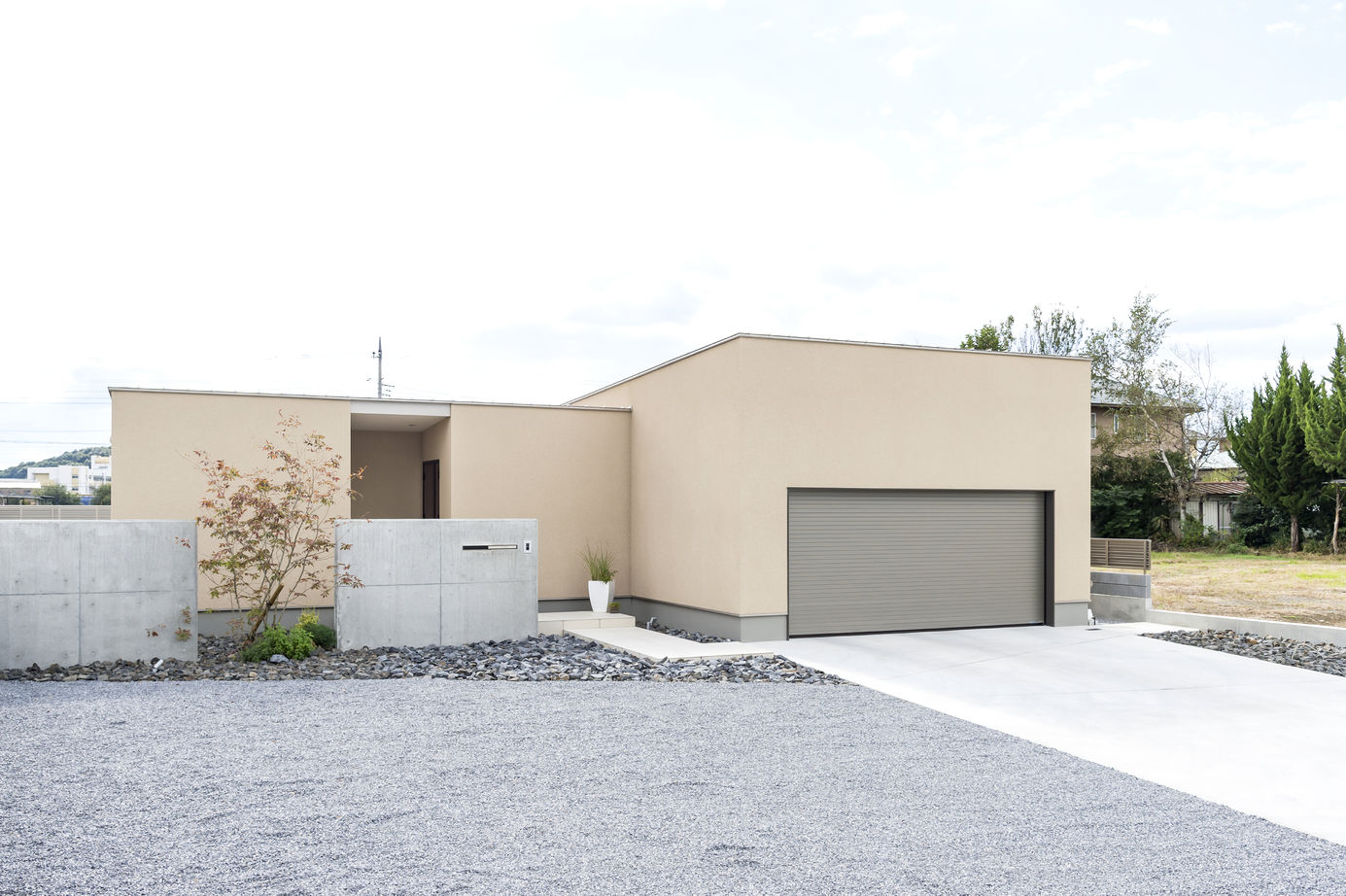thinks  【平屋/3,500万円台/シンプルモダン】家族との時間を楽しむ。スキップフロアのあるロの字型のガレージハウスの建築実例画像2