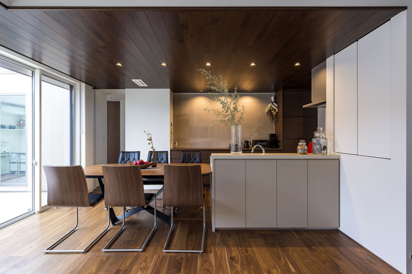 thinks  【平屋/3,500万円台/シンプルモダン】家族との時間を楽しむ。スキップフロアのあるロの字型のガレージハウスの建築実例画像3