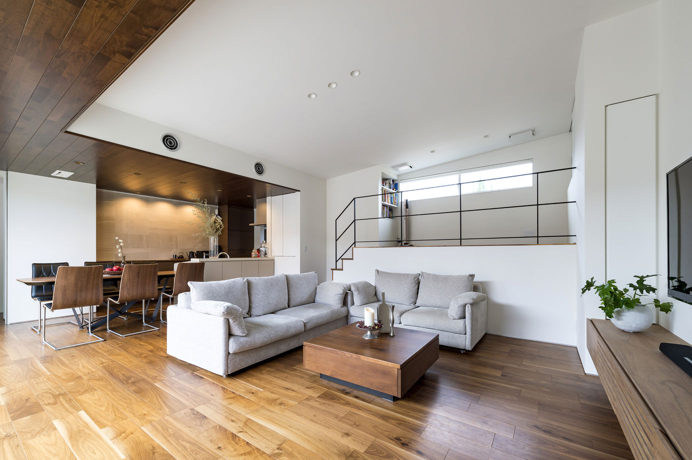 thinks  【平屋/3,500万円台/シンプルモダン】家族との時間を楽しむ。スキップフロアのあるロの字型のガレージハウスの建築実例画像4