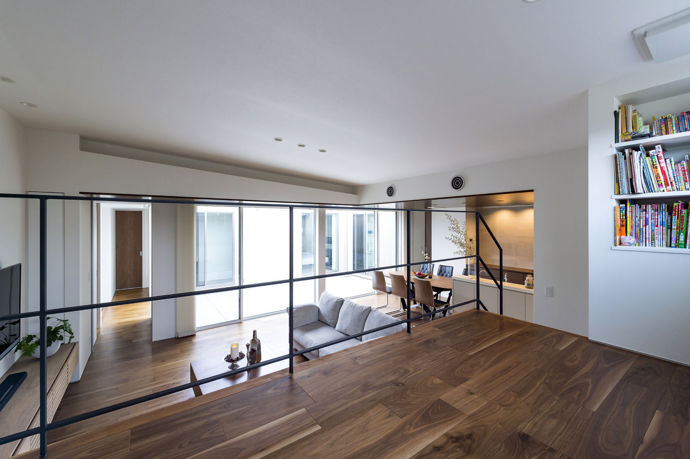 thinks  【平屋/3,500万円台/シンプルモダン】家族との時間を楽しむ。スキップフロアのあるロの字型のガレージハウスの建築実例画像5