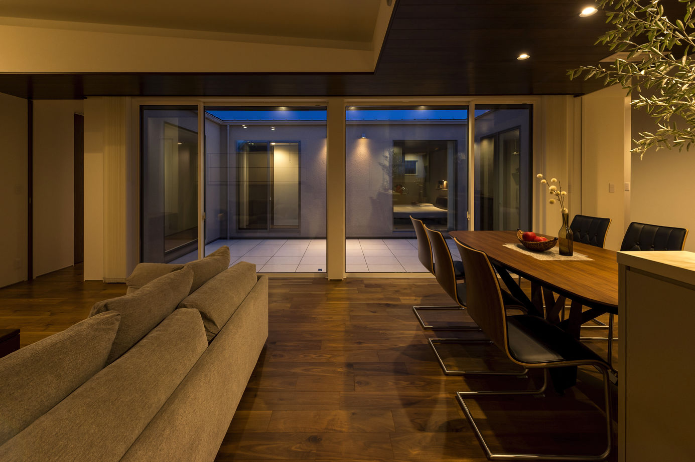 thinks  【平屋/3,500万円台/シンプルモダン】家族との時間を楽しむ。スキップフロアのあるロの字型のガレージハウスの建築実例画像7