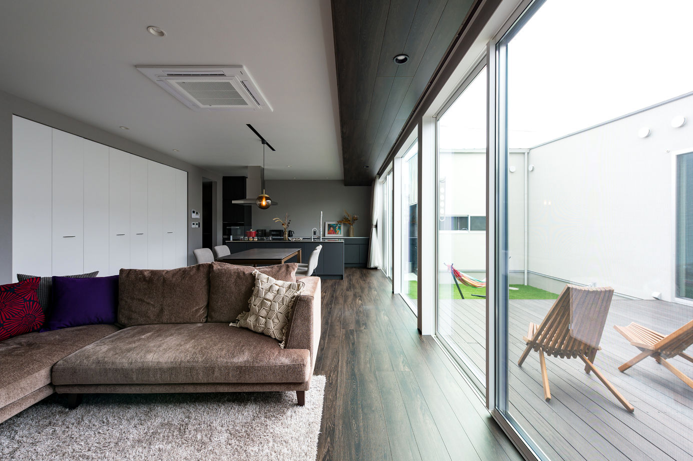 thinks  【平屋/3,500万円台/シンプルモダン/ガレージ】アウトドアリビングで家族との時間を愉しむロの字型の家の建築実例画像1