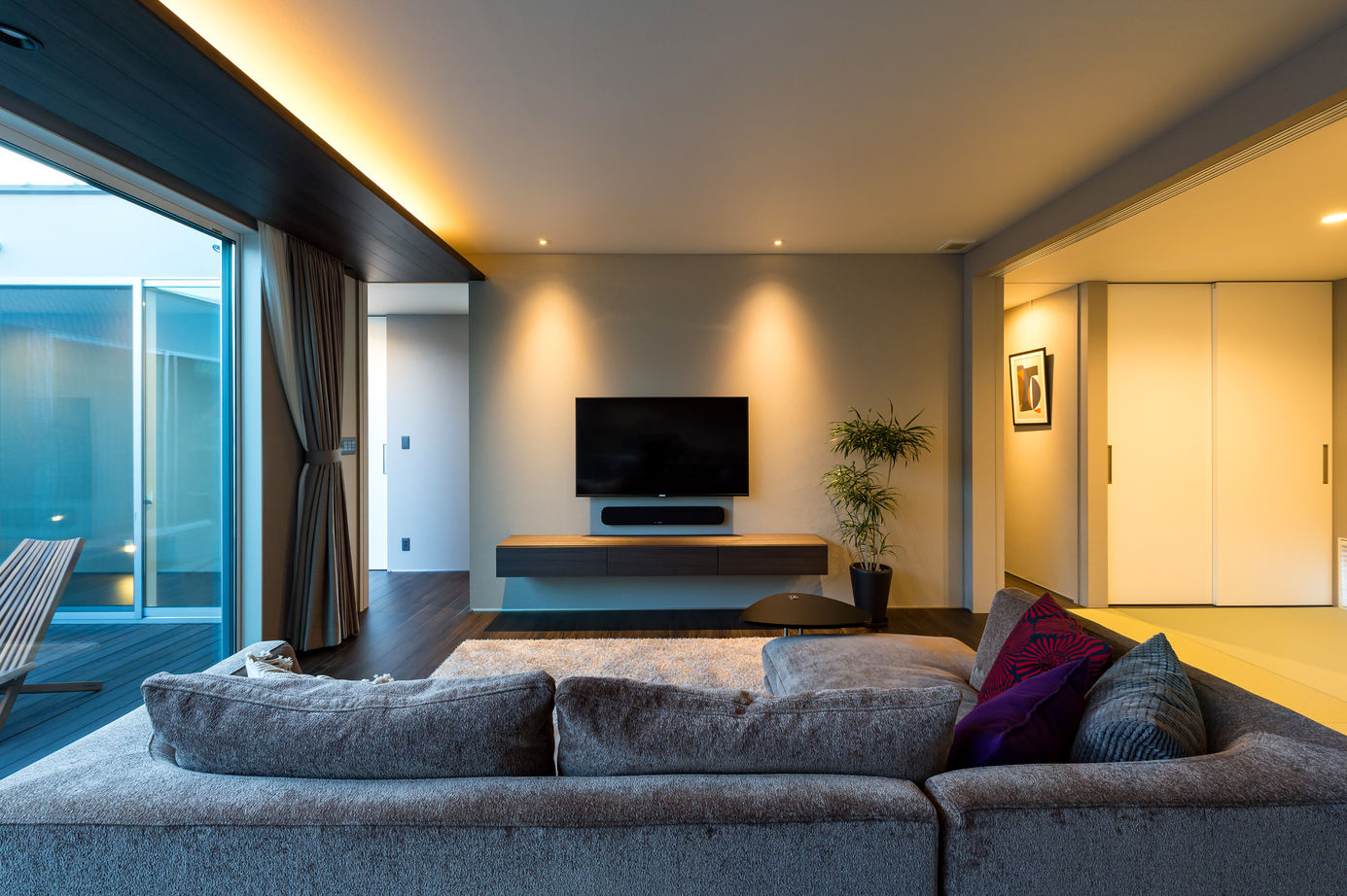 thinks  【平屋/3,500万円台/シンプルモダン/ガレージ】アウトドアリビングで家族との時間を愉しむロの字型の家の建築実例画像3