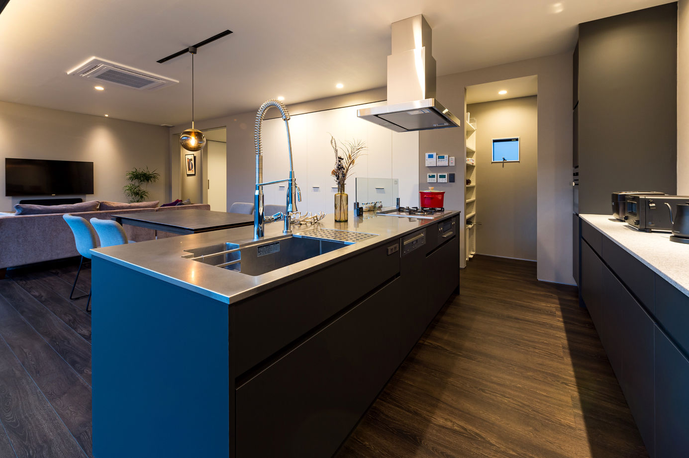 thinks  【平屋/3,500万円台/シンプルモダン/ガレージ】アウトドアリビングで家族との時間を愉しむロの字型の家の建築実例画像5