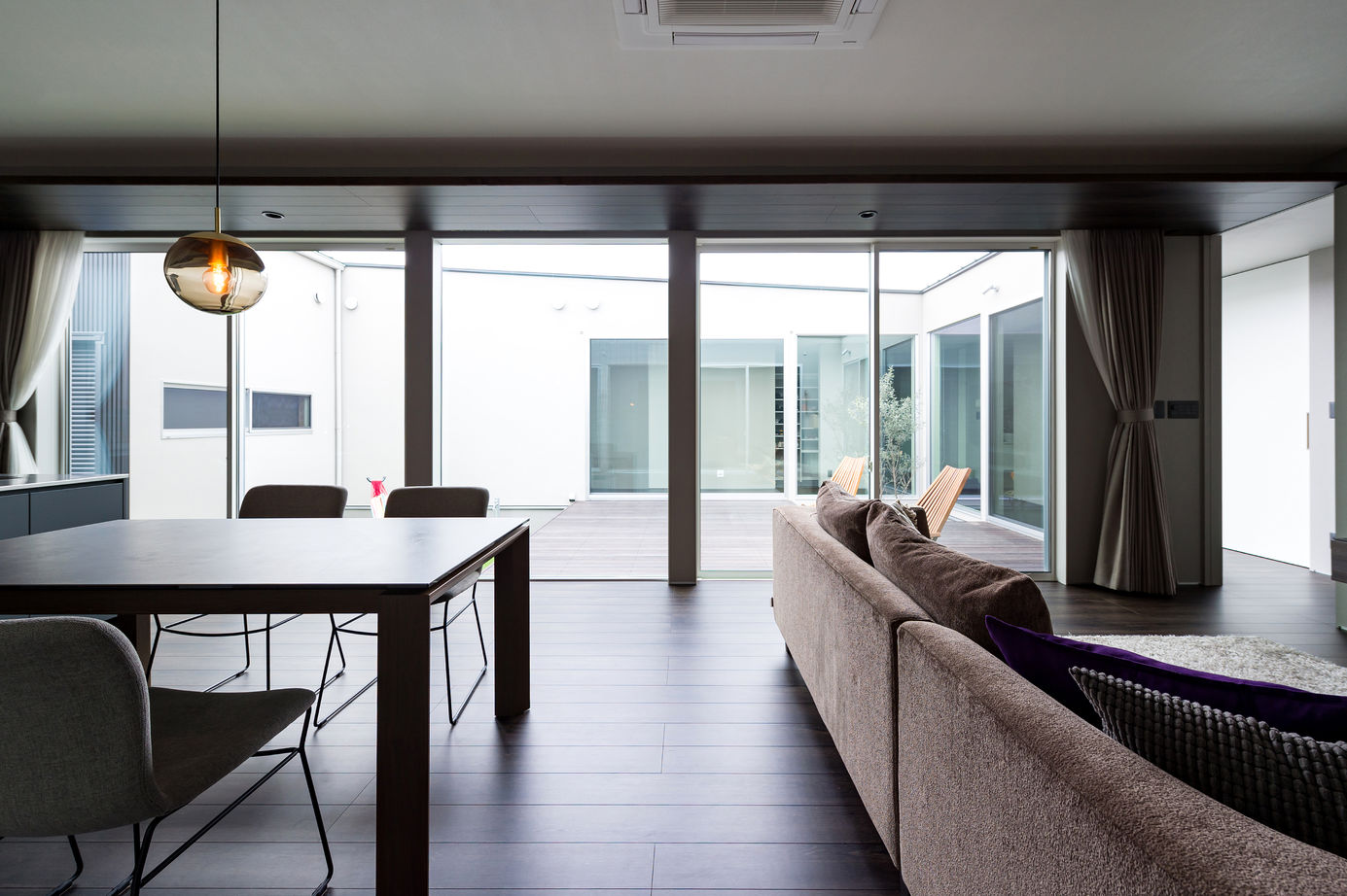 thinks  【平屋/3,500万円台/シンプルモダン/ガレージ】アウトドアリビングで家族との時間を愉しむロの字型の家の建築実例画像6