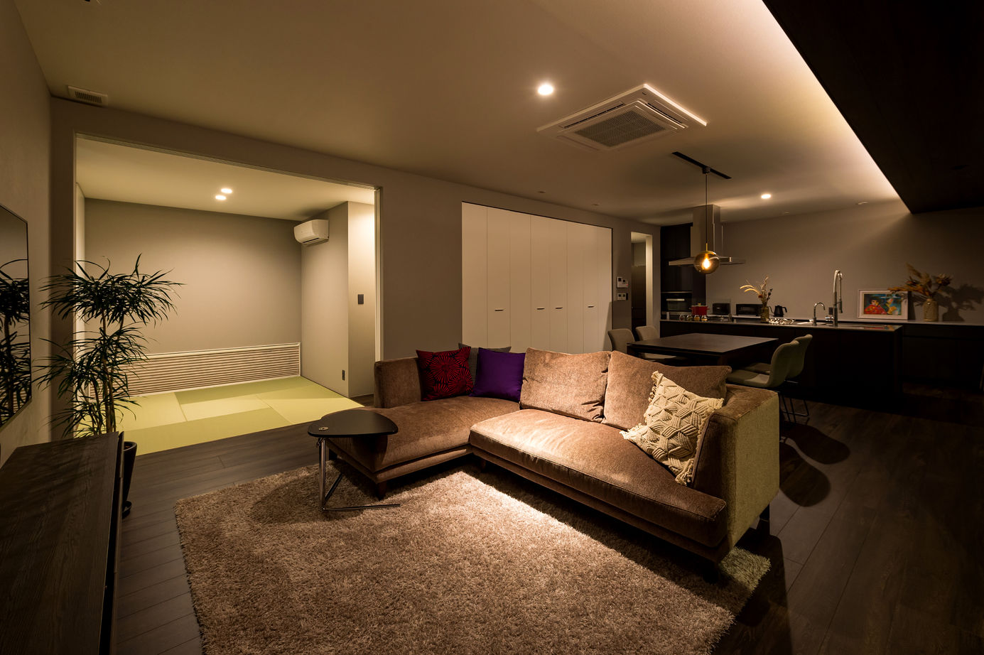 thinks  【平屋/3,500万円台/シンプルモダン/ガレージ】アウトドアリビングで家族との時間を愉しむロの字型の家の建築実例画像7