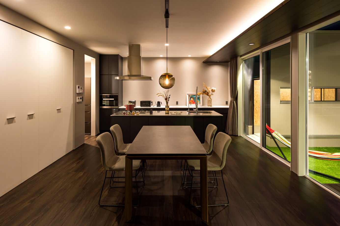 thinks  【平屋/3,500万円台/シンプルモダン/ガレージ】アウトドアリビングで家族との時間を愉しむロの字型の家の建築実例画像8