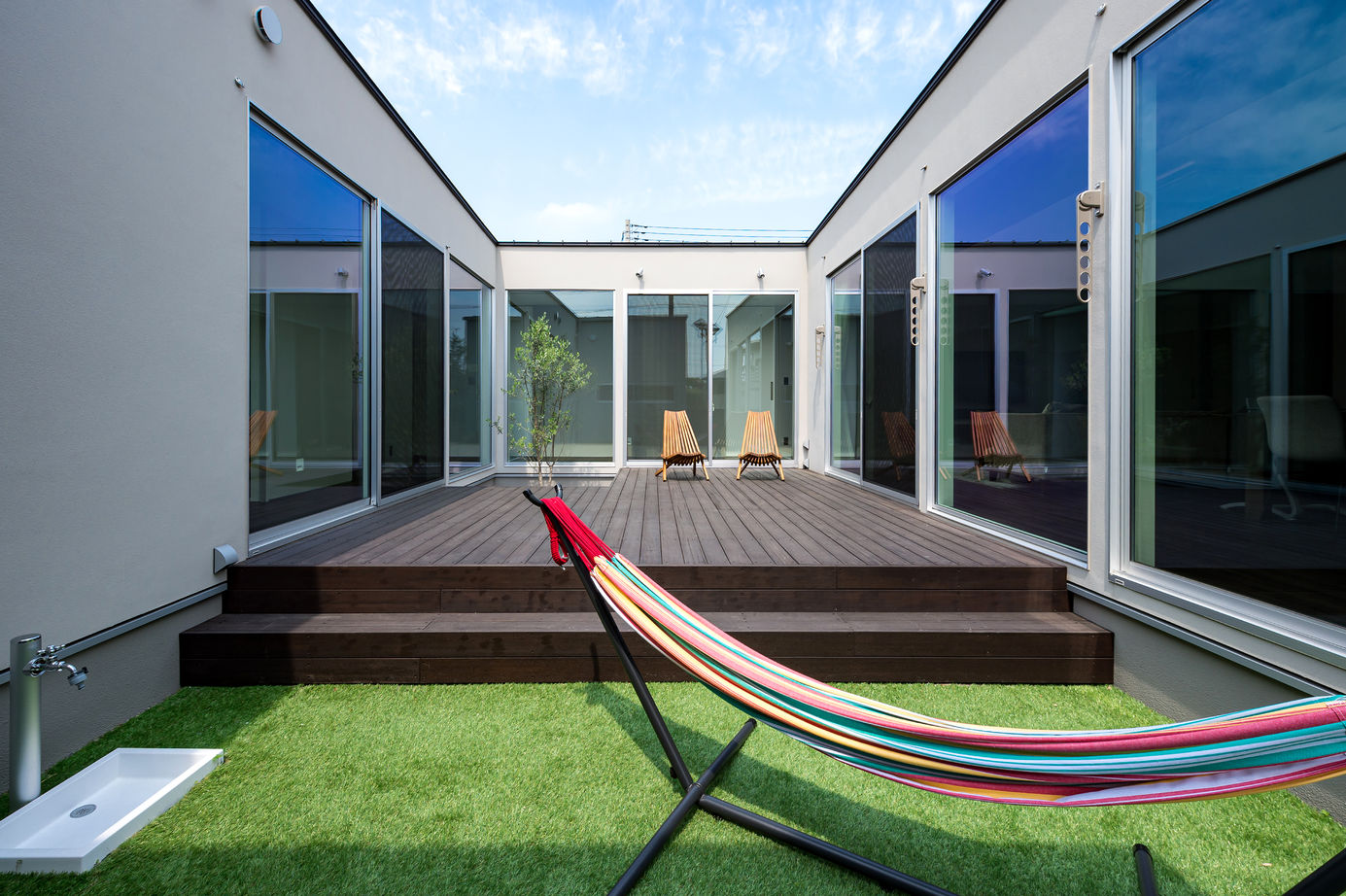 thinks  【平屋/3,500万円台/シンプルモダン/ガレージ】アウトドアリビングで家族との時間を愉しむロの字型の家の建築実例画像9