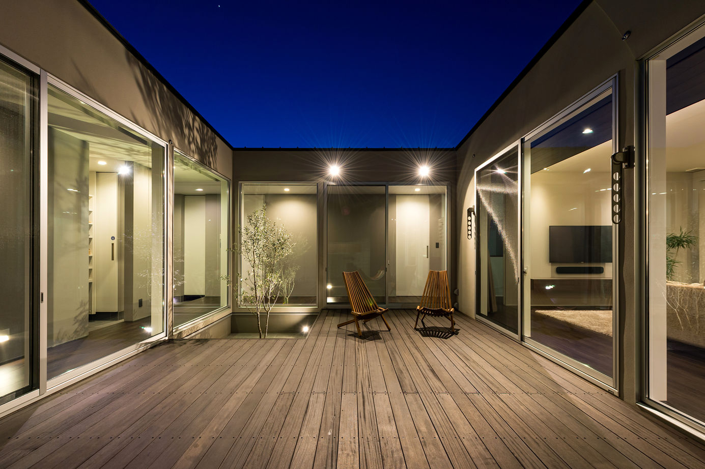 thinks  【平屋/3,500万円台/シンプルモダン/ガレージ】アウトドアリビングで家族との時間を愉しむロの字型の家の建築実例画像10