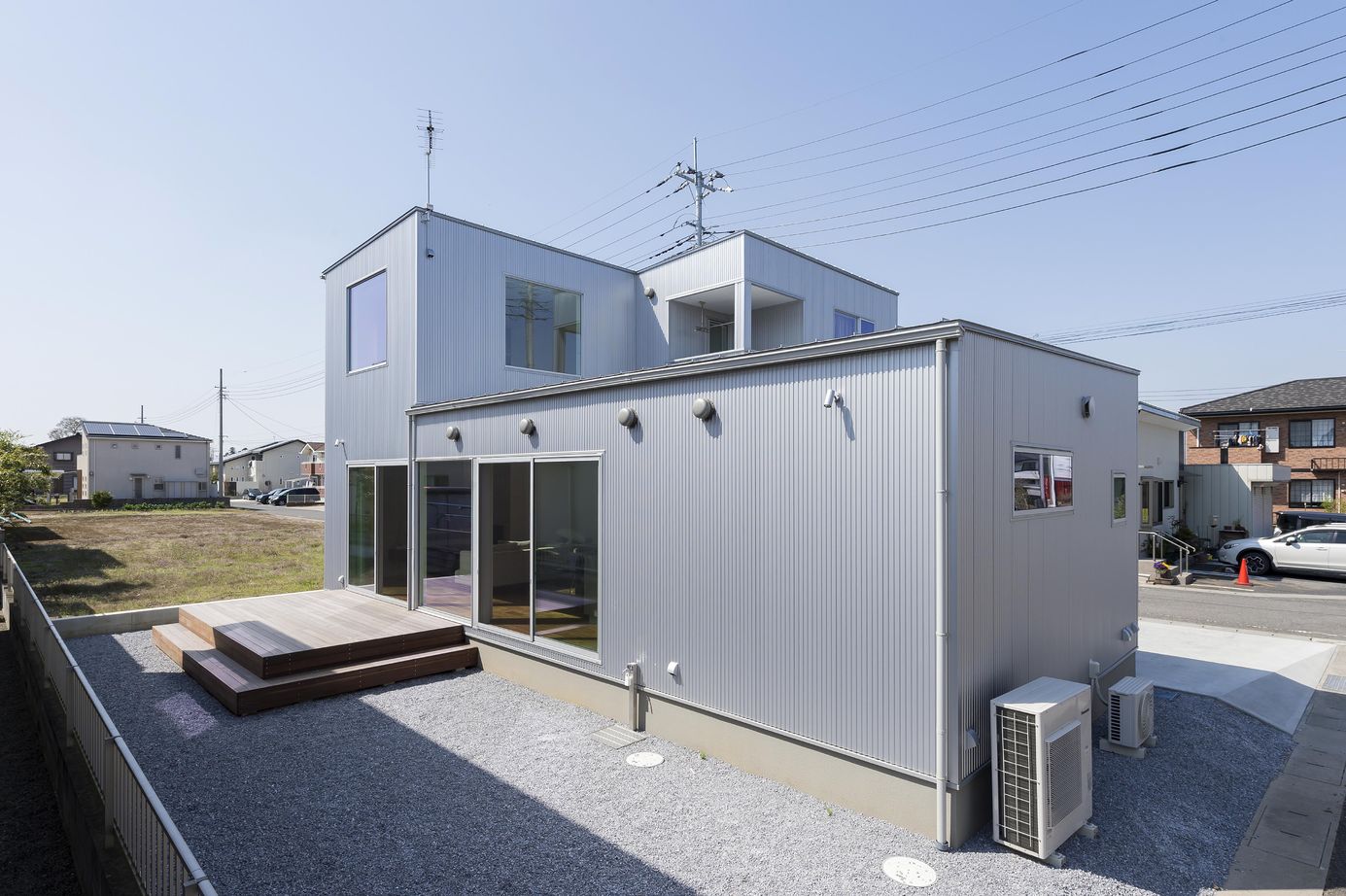 thinks  【2,700万円台/吹き抜け/シンプルモダン】吹き抜けの大空間リビングとアイランドキッチンが家族を繋ぐ家の建築実例画像2