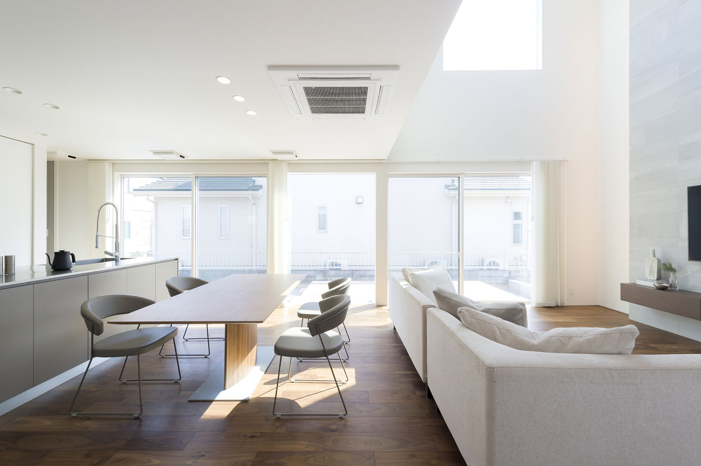 thinks  【2,700万円台/吹き抜け/シンプルモダン】吹き抜けの大空間リビングとアイランドキッチンが家族を繋ぐ家の建築実例画像3