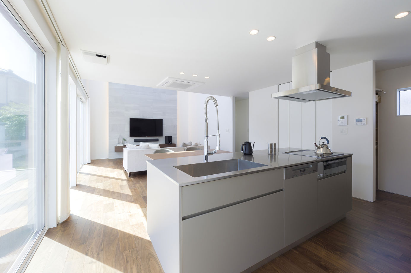 thinks  【2,700万円台/吹き抜け/シンプルモダン】吹き抜けの大空間リビングとアイランドキッチンが家族を繋ぐ家の建築実例画像4