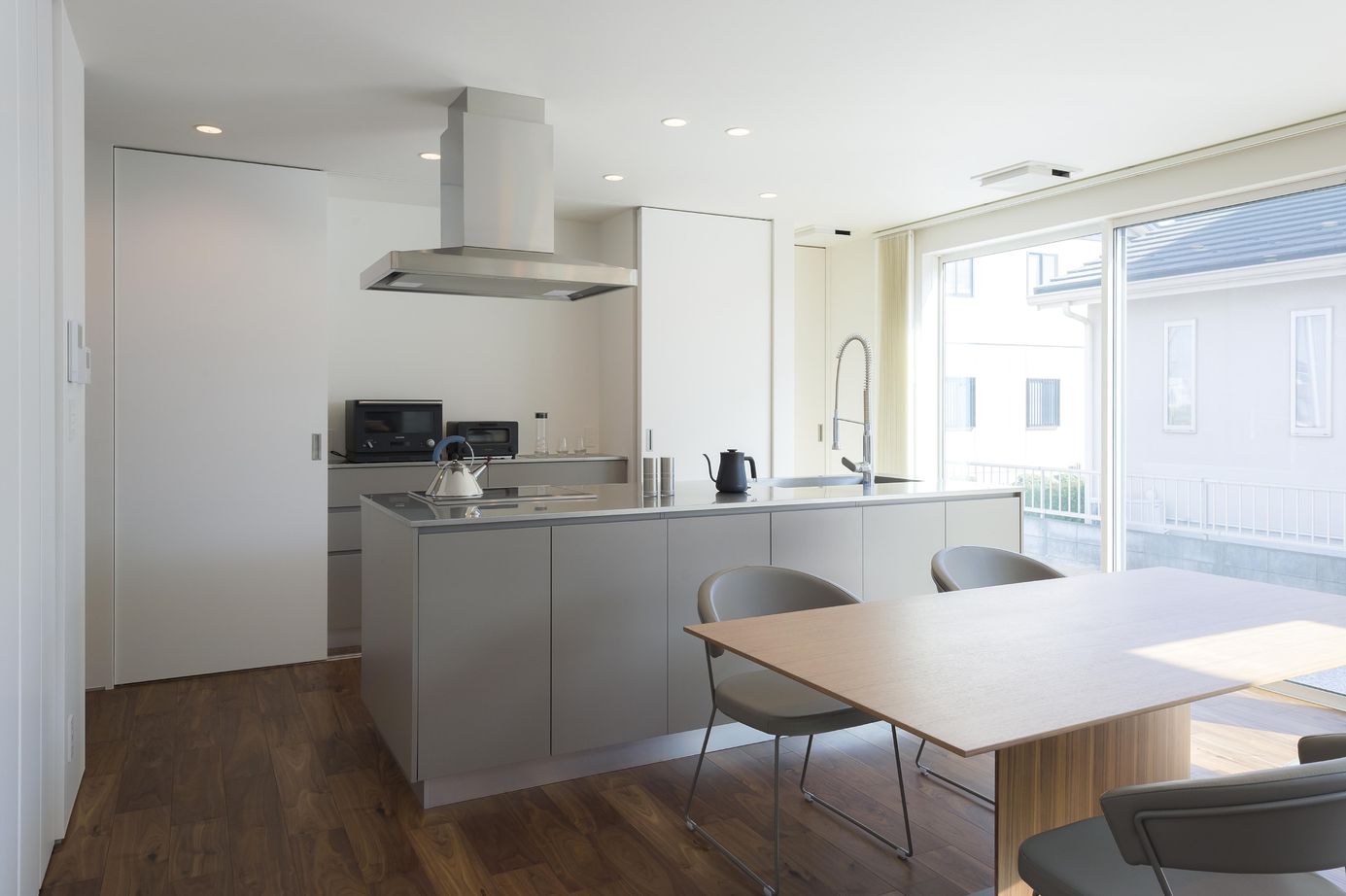 thinks  【2,700万円台/吹き抜け/シンプルモダン】吹き抜けの大空間リビングとアイランドキッチンが家族を繋ぐ家の建築実例画像5