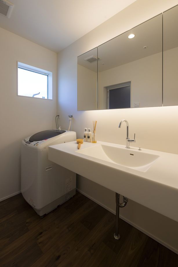 thinks  【2,700万円台/吹き抜け/シンプルモダン】吹き抜けの大空間リビングとアイランドキッチンが家族を繋ぐ家の建築実例画像10