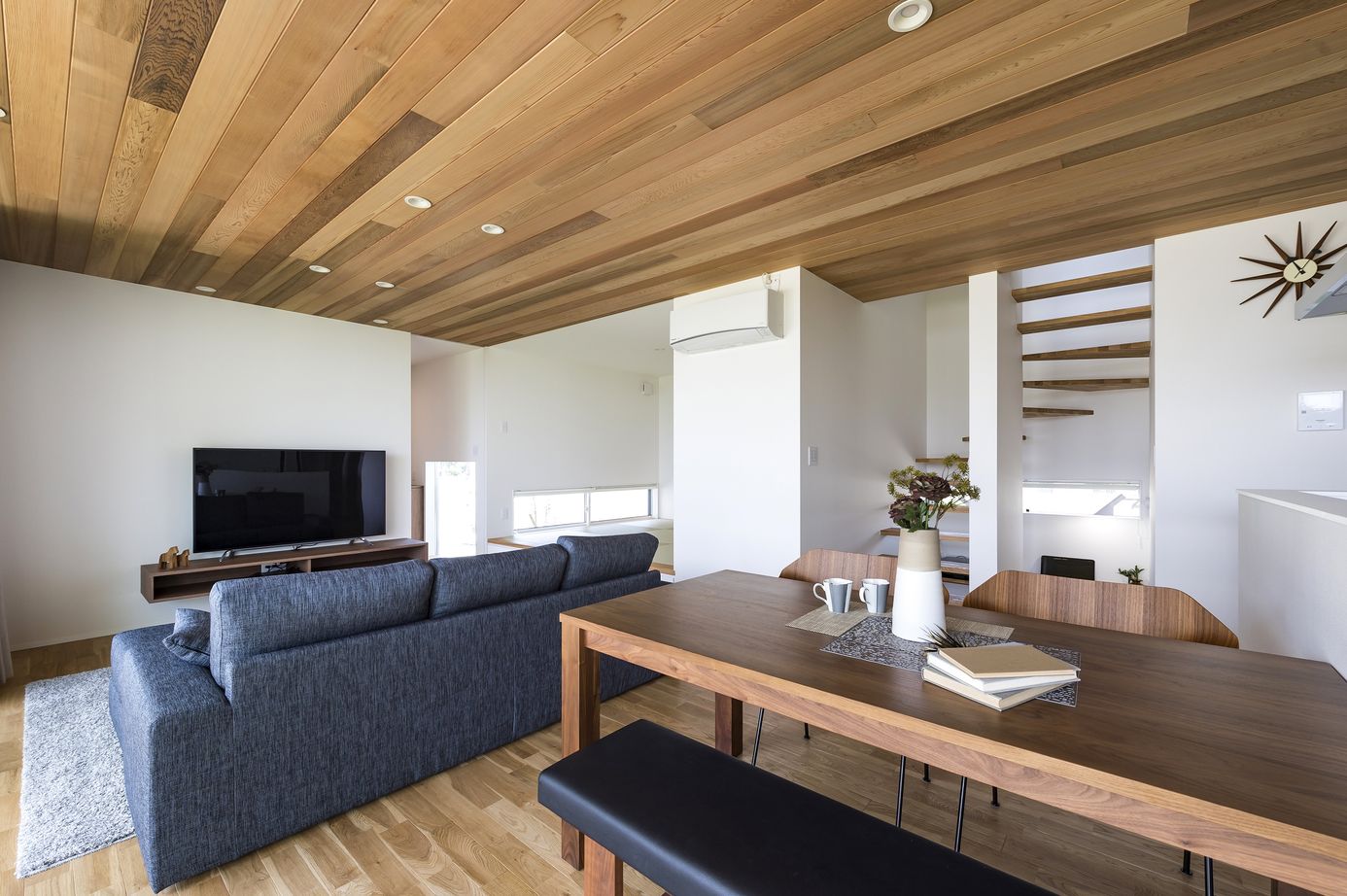 thinks  【2600万円台/シースルー階段/ウッドデッキ】家事動線と収納を考えたナチュラルインテリアの家の建築実例画像3