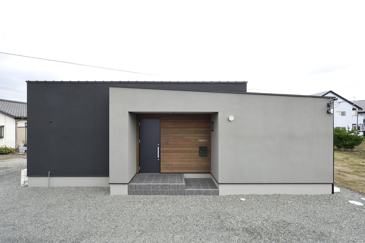 thinks  【2400万円台/中庭/ウッドデッキ】中庭を囲むコの字の平屋の建築実例画像2