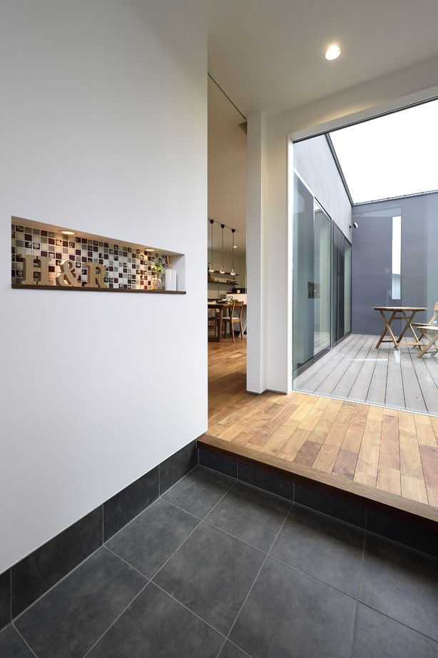 thinks  【2400万円台/中庭/ウッドデッキ】中庭を囲むコの字の平屋の建築実例画像3