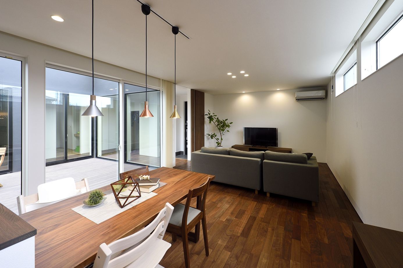 thinks  【2400万円台/中庭/ウッドデッキ】中庭を囲むコの字の平屋の建築実例画像6