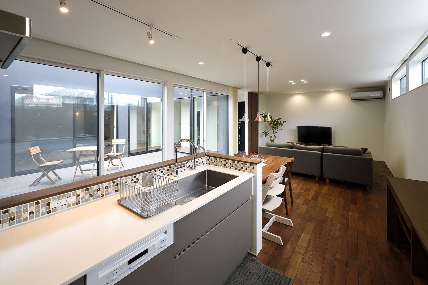 thinks  【2400万円台/中庭/ウッドデッキ】中庭を囲むコの字の平屋の建築実例画像7