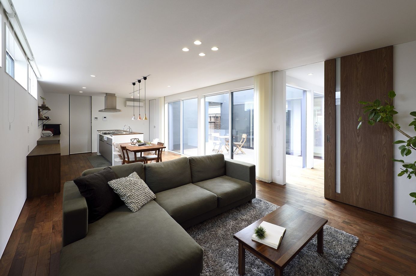 thinks  【2400万円台/中庭/ウッドデッキ】中庭を囲むコの字の平屋の建築実例画像8