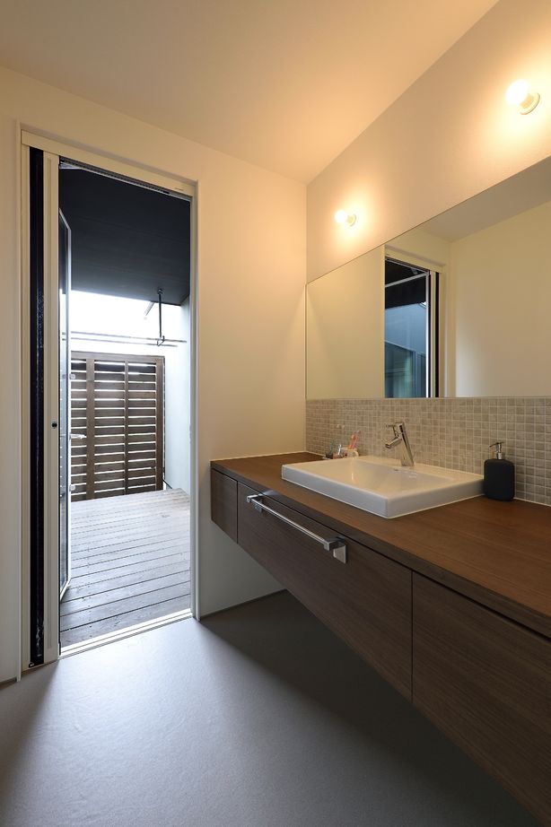 thinks  【2400万円台/中庭/ウッドデッキ】中庭を囲むコの字の平屋の建築実例画像10