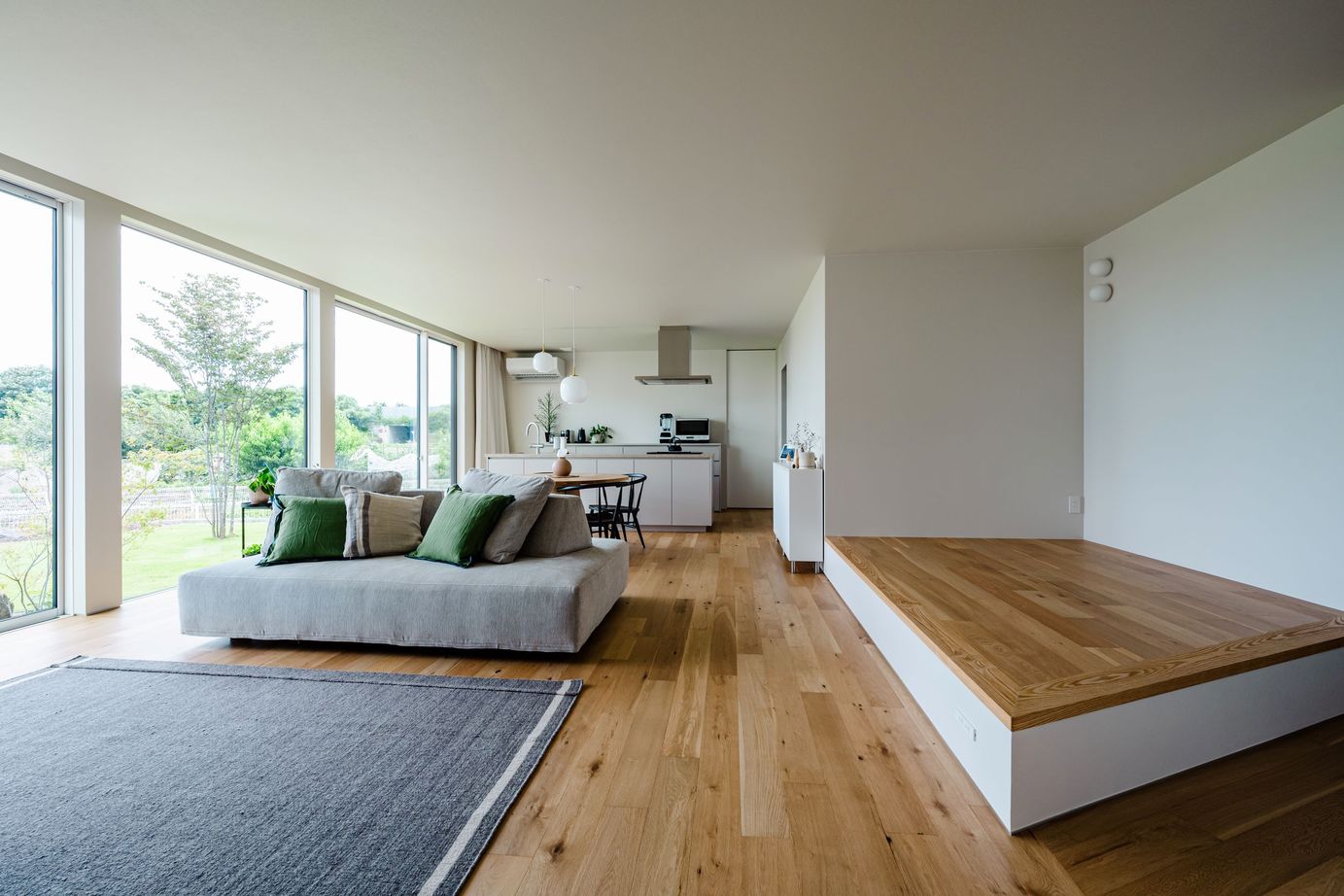 thinks  【2500～2999万円台/平屋/ウッドデッキ/家事動線】庭と繋がる開放的な平屋の家の建築実例画像2