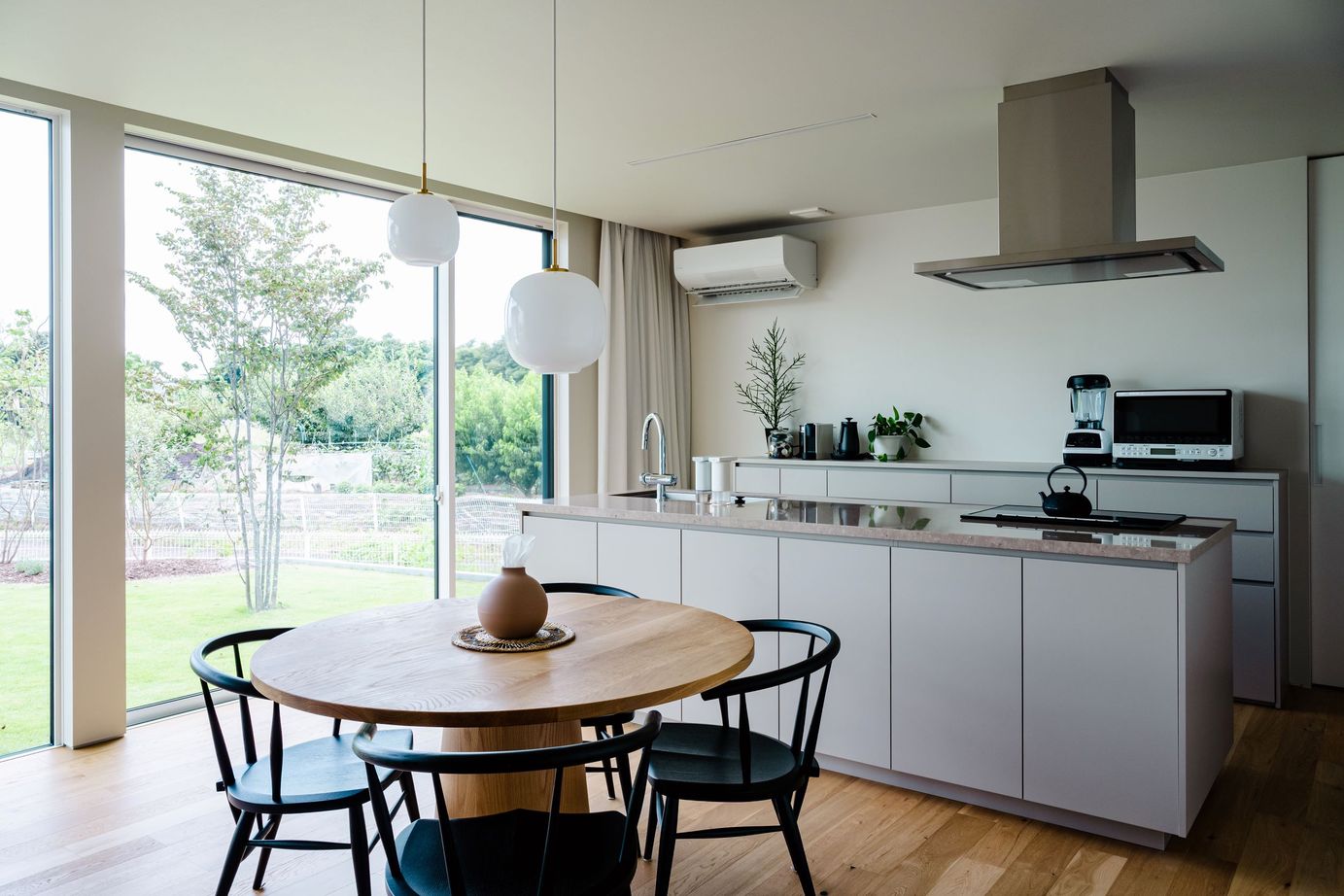 thinks  【2500～2999万円台/平屋/ウッドデッキ/家事動線】庭と繋がる開放的な平屋の家の建築実例画像4