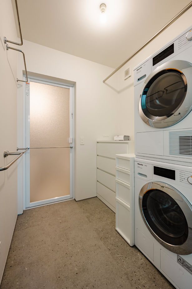 thinks  【2500～2999万円台/平屋/ウッドデッキ/家事動線】庭と繋がる開放的な平屋の家の建築実例画像9