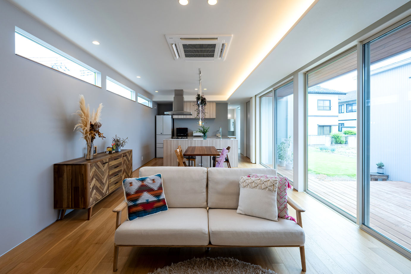 thinks  【2500万円台/平屋/中庭/ウッドデッキ】デッキを囲むコの字の家の建築実例画像2