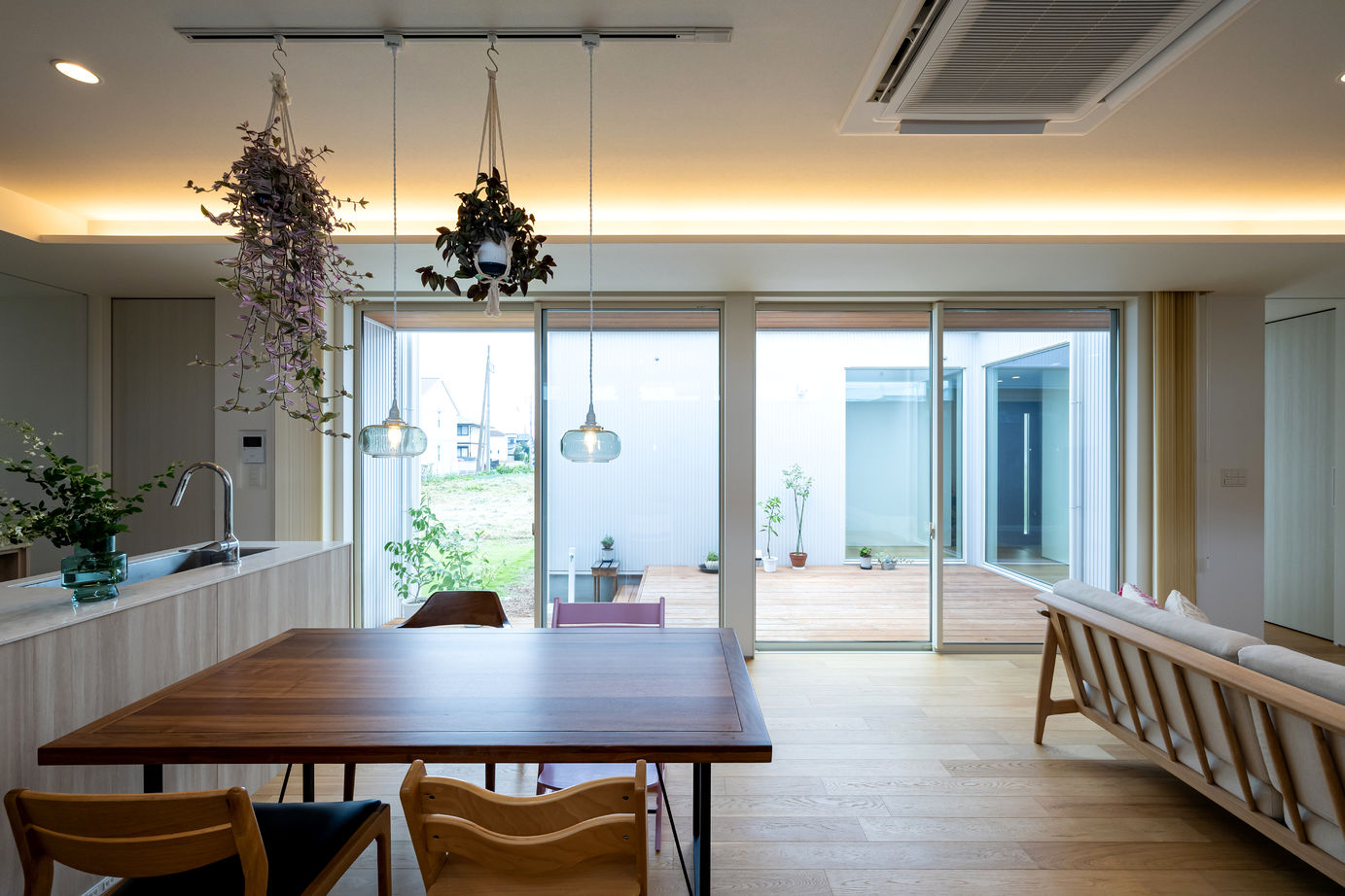 thinks  【2500万円台/平屋/中庭/ウッドデッキ】デッキを囲むコの字の家の建築実例画像3