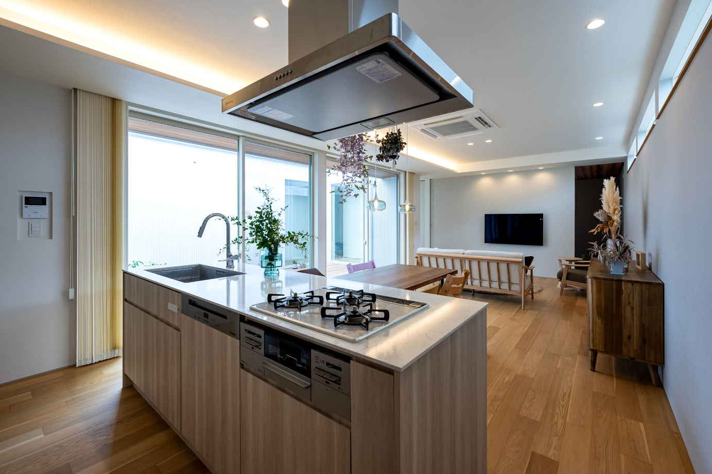 thinks  【2500万円台/平屋/中庭/ウッドデッキ】デッキを囲むコの字の家の建築実例画像4