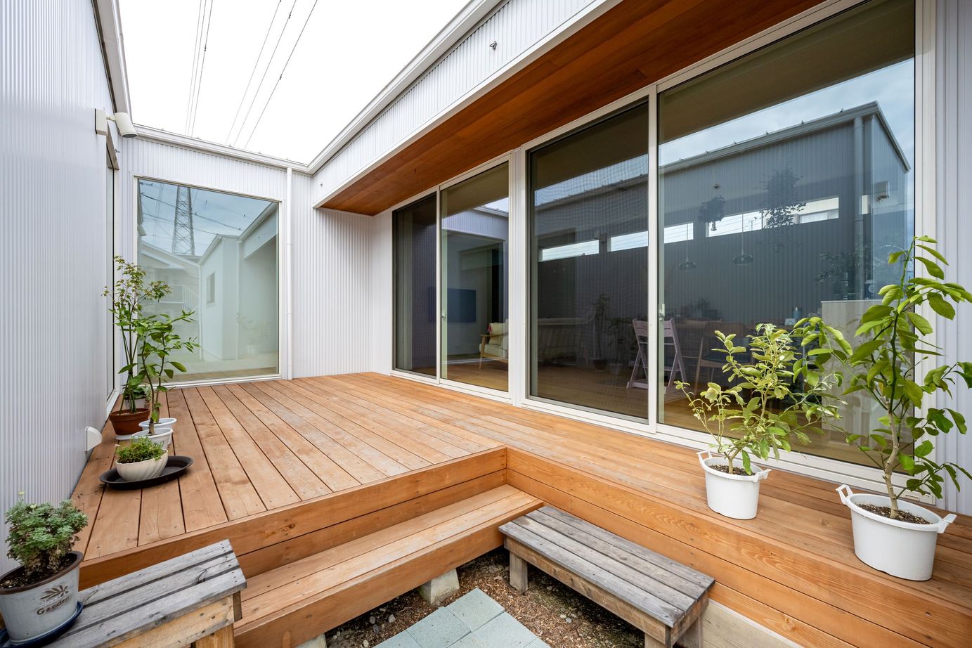 thinks  【2500万円台/平屋/中庭/ウッドデッキ】デッキを囲むコの字の家の建築実例画像5