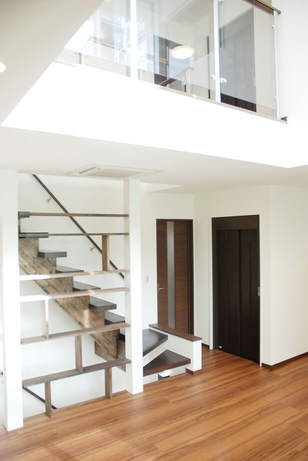 桝田工務店 【3階建|30坪台|ビルトインガレージ】オシャレな外観に秘められた光と風を感じる開放的で快適な間取りの家の建築実例画像3