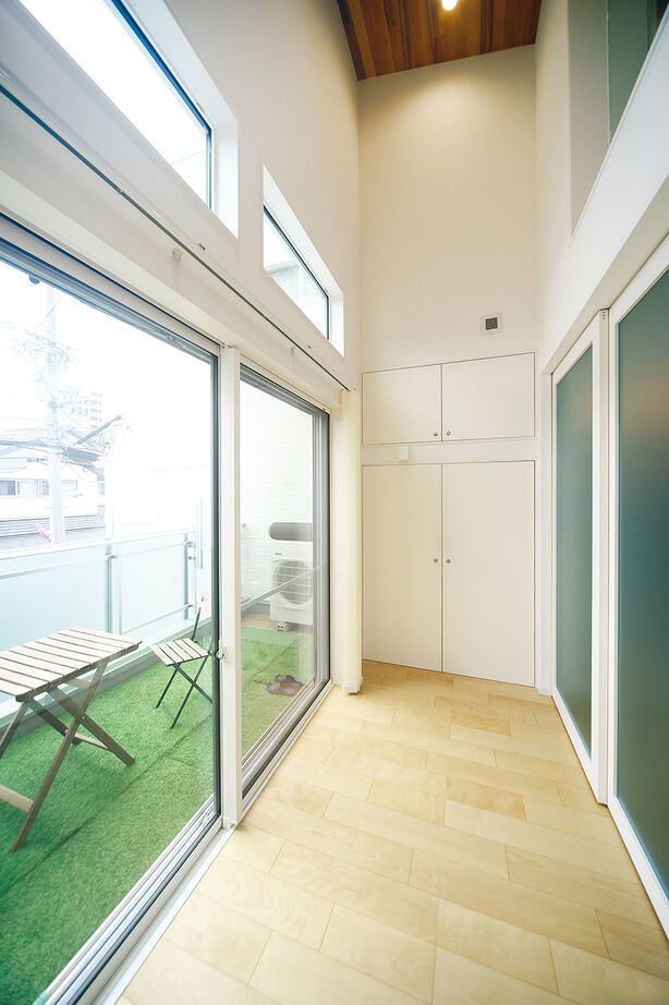 桝田工務店 【大阪市内|4000万円～|2階建て|間取り図有】非日常を味わう離れの和室に、自然光溢れるLDKのある家の建築実例画像4