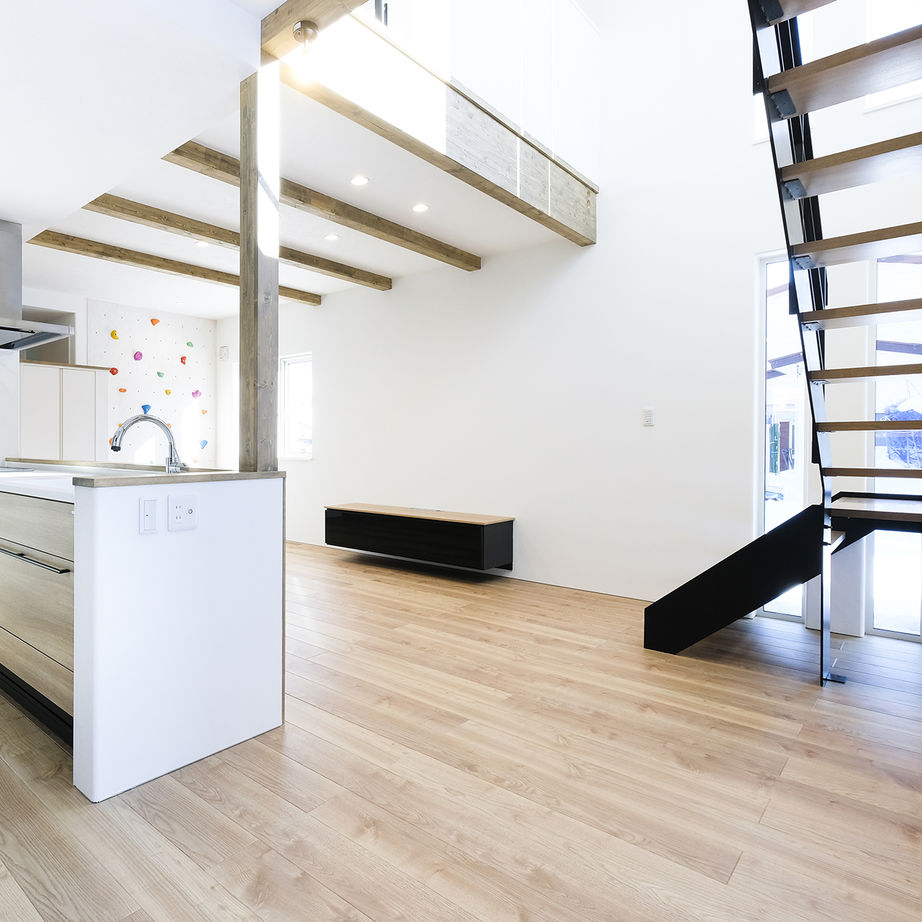 maida koumuten 【札幌市/３LDK/間取り/玄関土間/床暖房】スケルトン階段とボルダリング壁のある伸び伸び空間の建築実例画像2