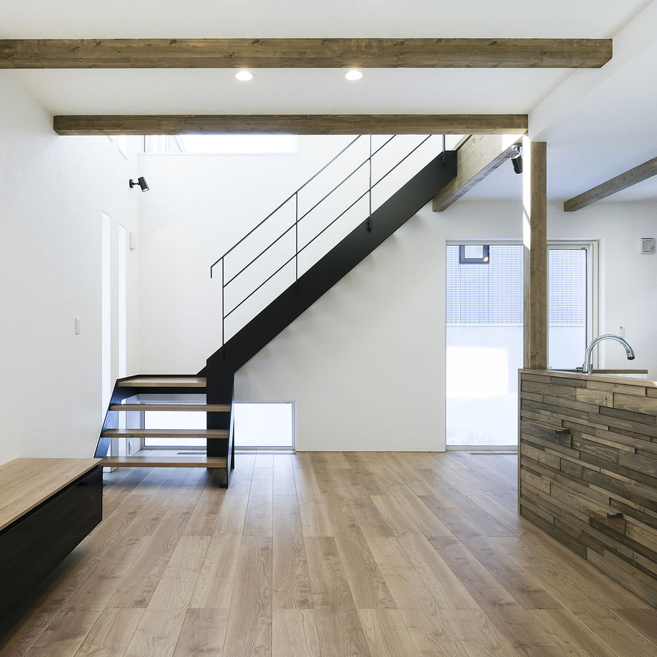 maida koumuten 【札幌市/３LDK/間取り/玄関土間/床暖房】スケルトン階段とボルダリング壁のある伸び伸び空間の建築実例画像5