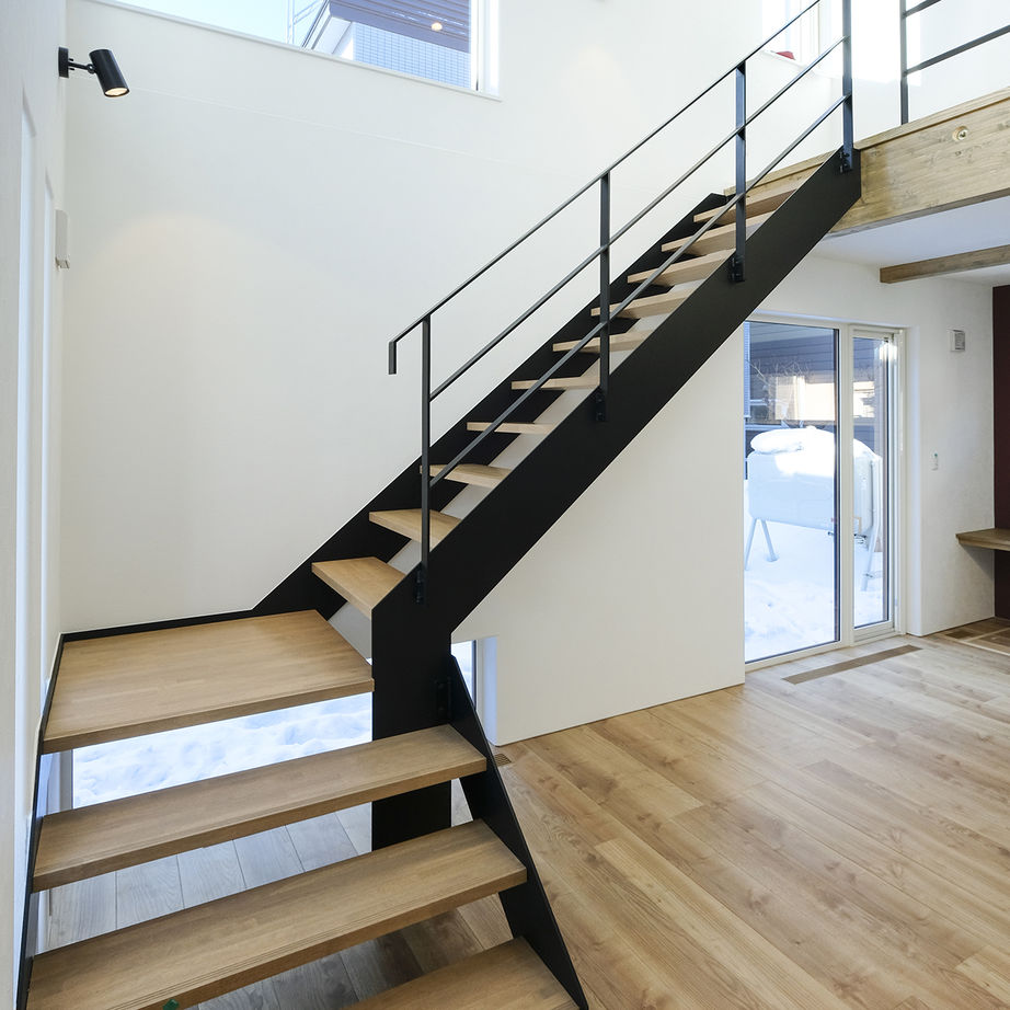 maida koumuten 【札幌市/３LDK/間取り/玄関土間/床暖房】スケルトン階段とボルダリング壁のある伸び伸び空間の建築実例画像6