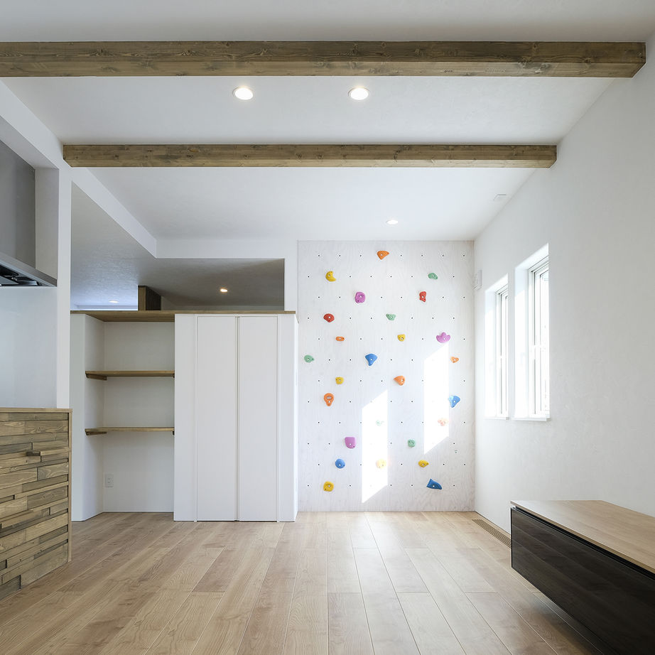 maida koumuten 【札幌市/３LDK/間取り/玄関土間/床暖房】スケルトン階段とボルダリング壁のある伸び伸び空間の建築実例画像7