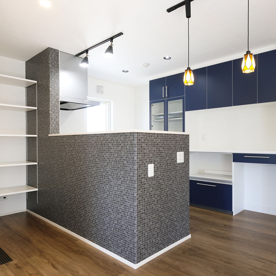 maida koumuten 【3LDK＋書斎/間取り/床暖房/夫婦+子ども2人】ネイビーブルーをアクセントカラーにしたクールな家の建築実例画像2