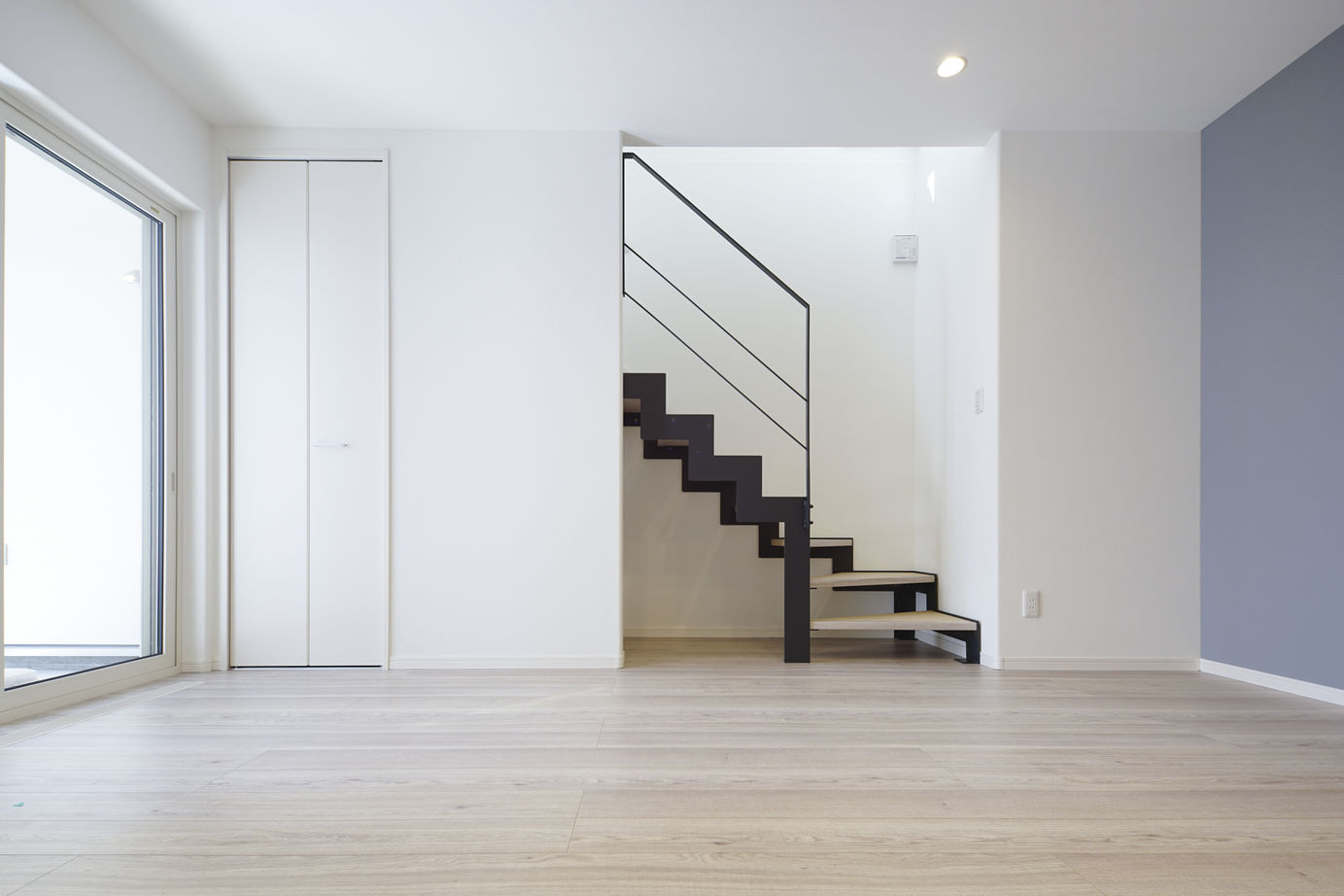 maida koumuten 【2000万円台/札幌市/４LDK/間取り】アイアンの階段がアクセントの白で統一されたデザイン住宅の建築実例画像2