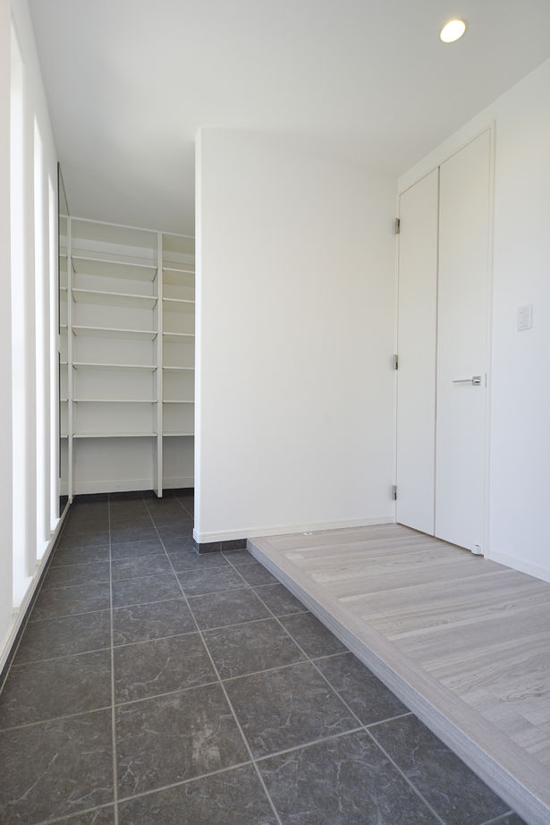 maida koumuten 【2000万円台/札幌市/４LDK/間取り】アイアンの階段がアクセントの白で統一されたデザイン住宅の建築実例画像4