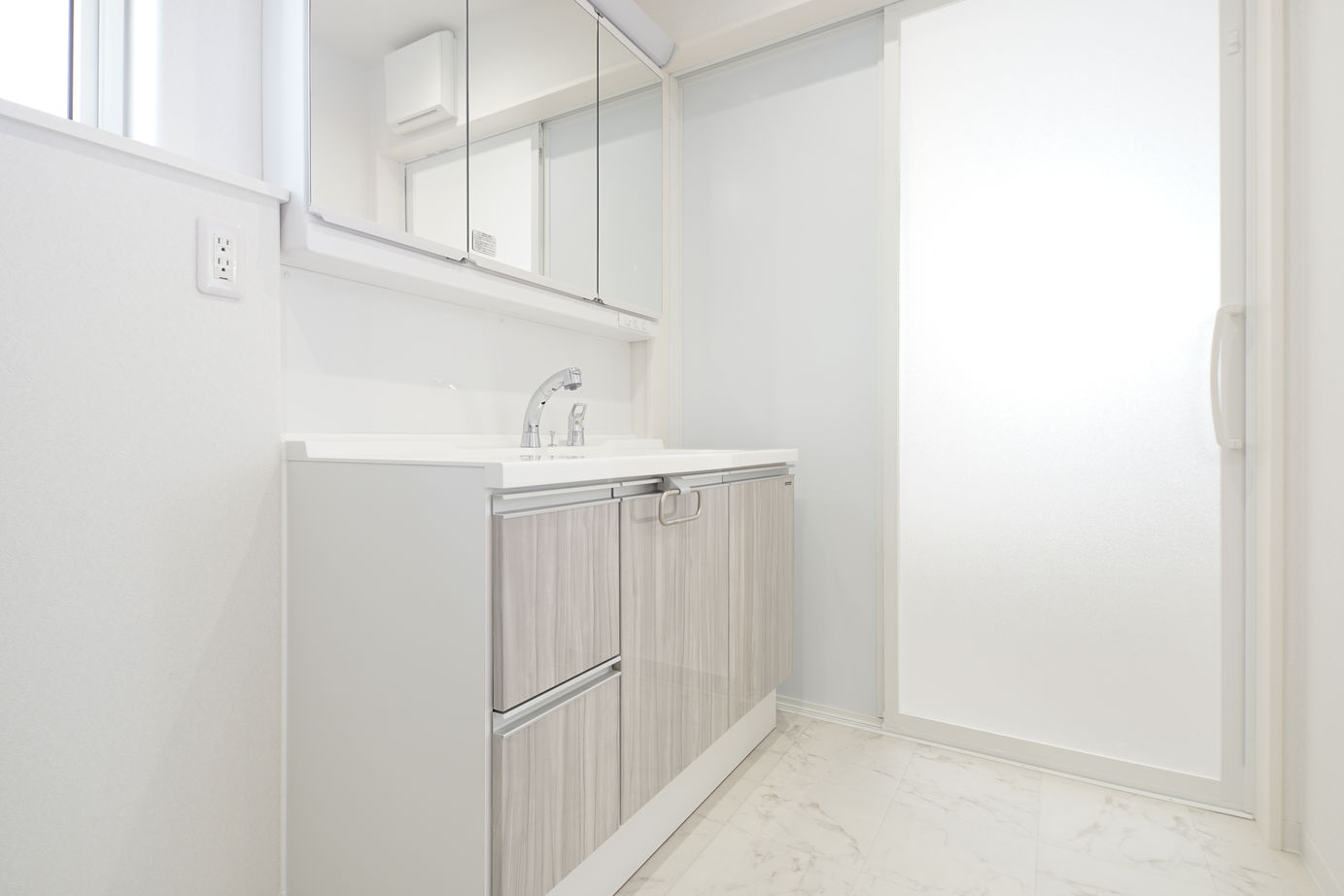 maida koumuten 【2000万円台/札幌市/４LDK/間取り】アイアンの階段がアクセントの白で統一されたデザイン住宅の建築実例画像7