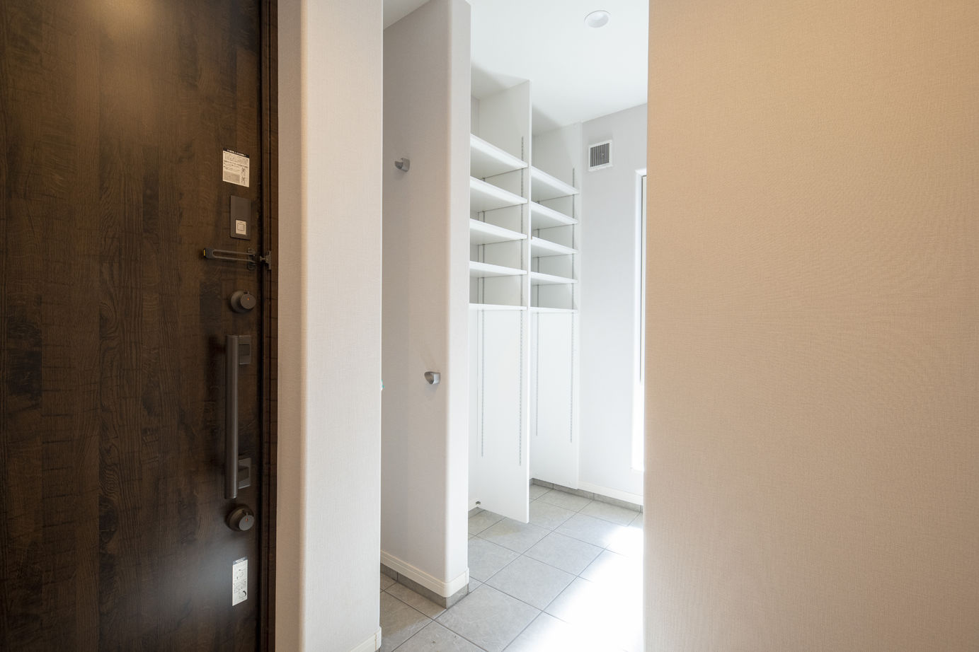 maida koumuten 【2000万円台/札幌市/４LDK/間取り】和室小上がりと鉄骨階段のデザイン住宅の建築実例画像4