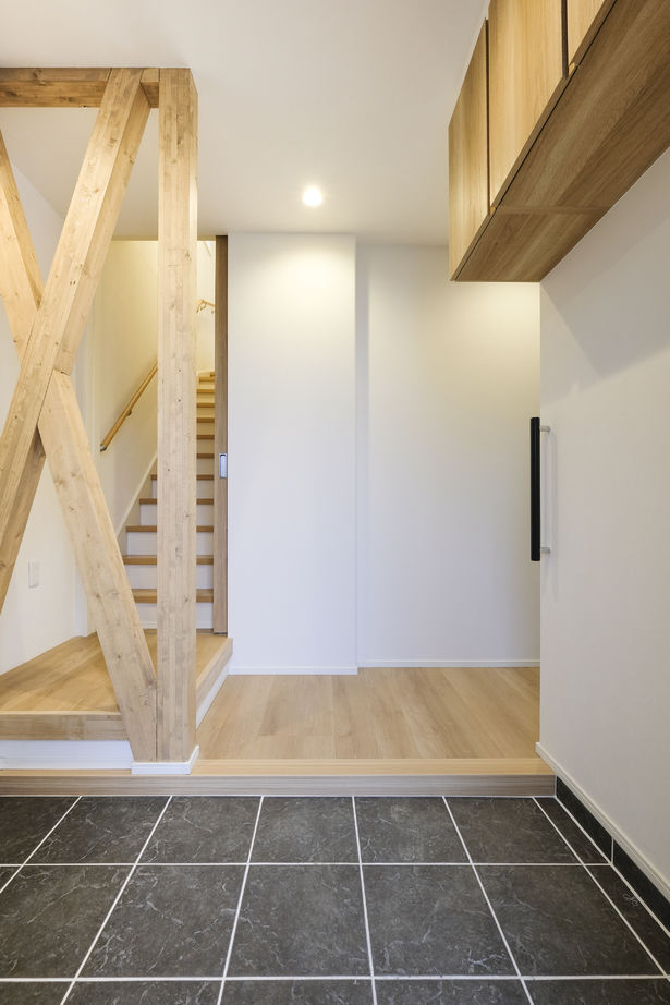 maida koumuten 【2000万円台/札幌市/二世帯住宅/間取り】三階建て二世帯で白ガルバリウムが映える住まいの建築実例画像2