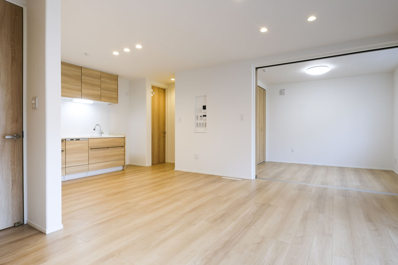 maida koumuten 【2000万円台/札幌市/二世帯住宅/間取り】三階建て二世帯で白ガルバリウムが映える住まいの建築実例画像3