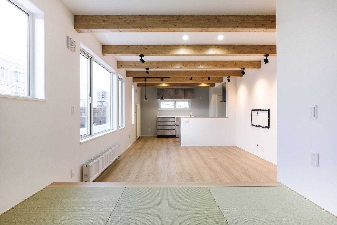 maida koumuten 【2000万円台/札幌市/二世帯住宅/間取り】三階建て二世帯で白ガルバリウムが映える住まいの建築実例画像4