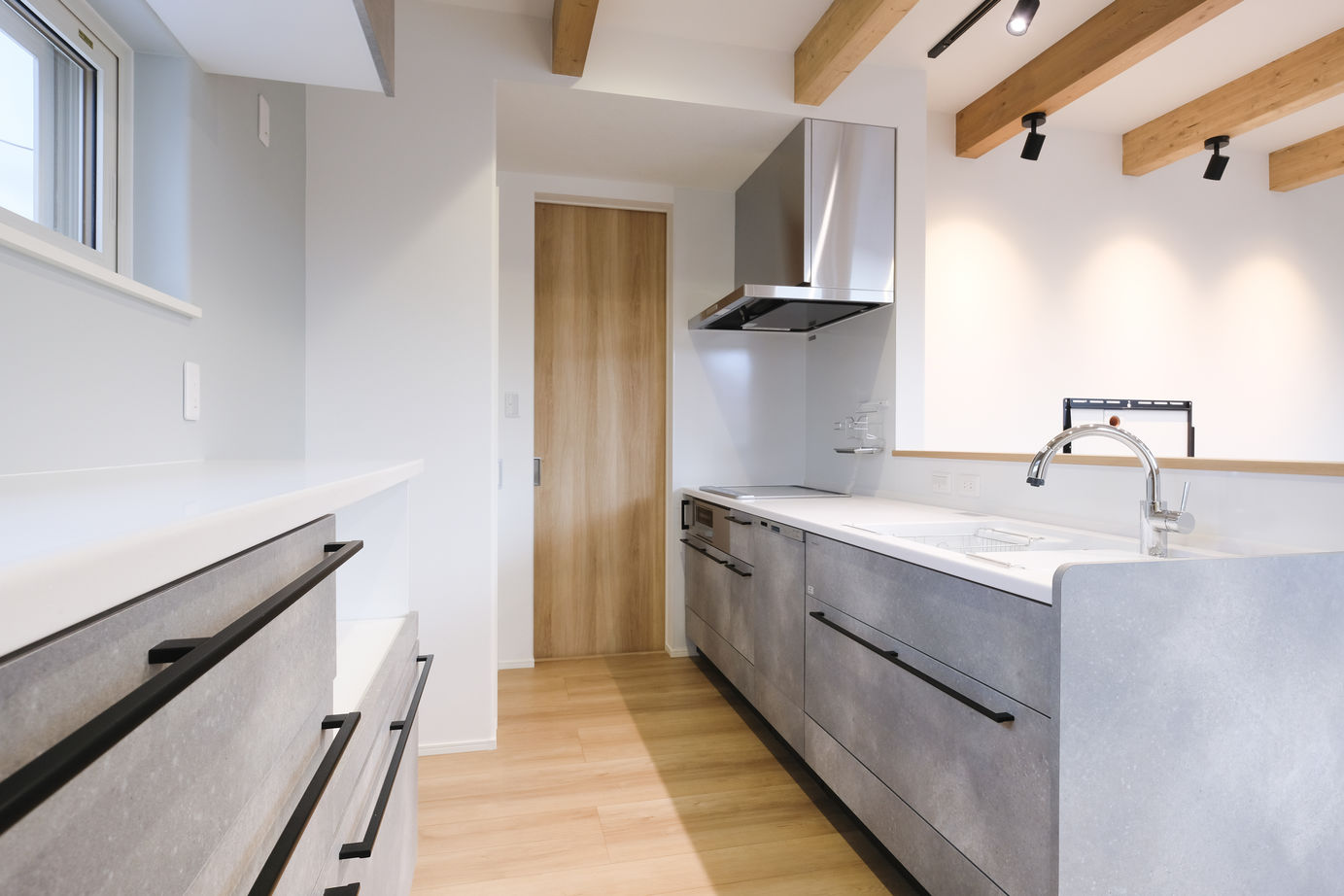 maida koumuten 【2000万円台/札幌市/二世帯住宅/間取り】三階建て二世帯で白ガルバリウムが映える住まいの建築実例画像5