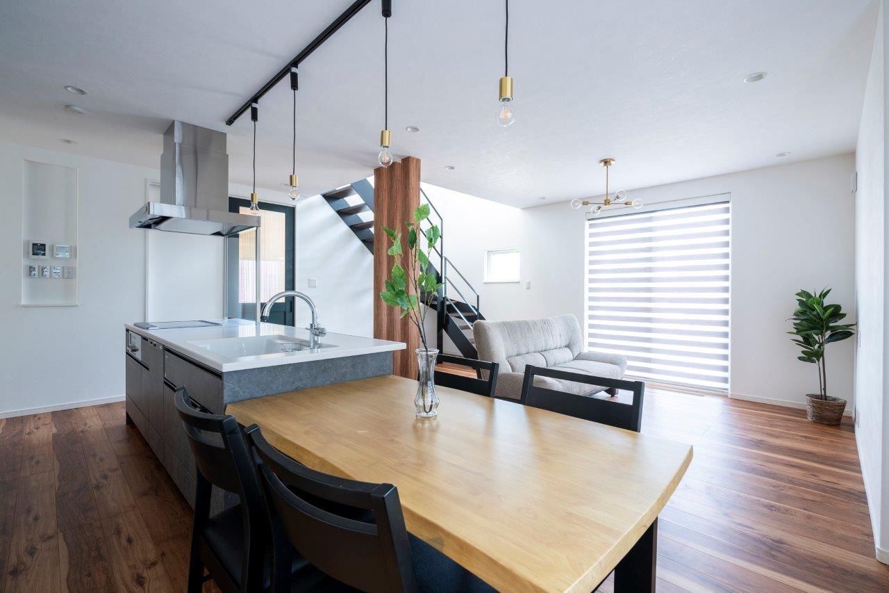 maida koumuten 【2000万円台/江別市/４LDK/間取り/ピン工法】オープンキッチンと開放的なリビングの床暖房の家の建築実例画像2