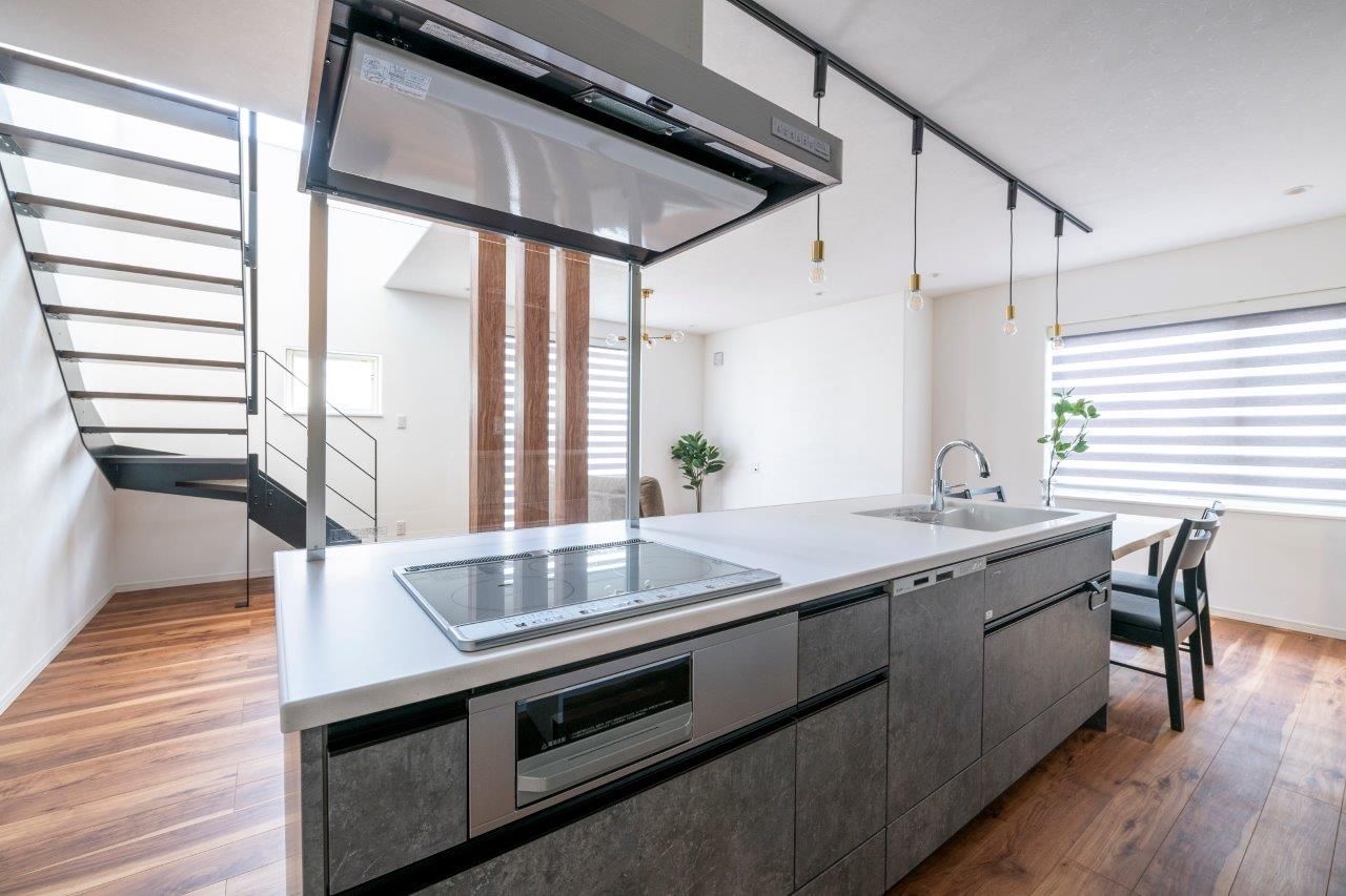 maida koumuten 【2000万円台/江別市/４LDK/間取り/ピン工法】オープンキッチンと開放的なリビングの床暖房の家の建築実例画像4