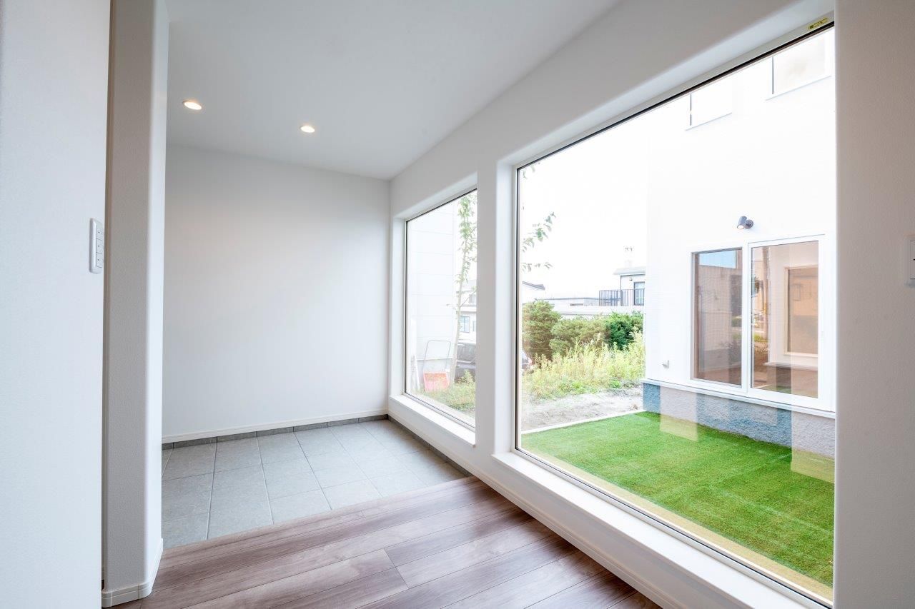 maida koumuten 【ビルトインガレージ/中庭/江別市/店舗併用/間取り】オープンキッチンから中庭を楽しめるこだわりの住まいの建築実例画像2